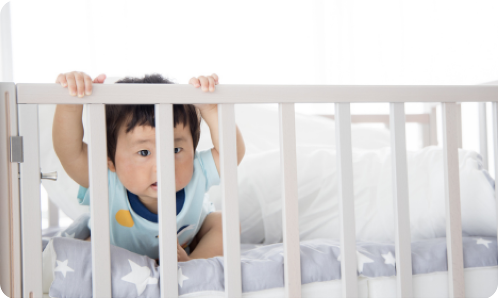 ベビーベッドと赤ちゃん