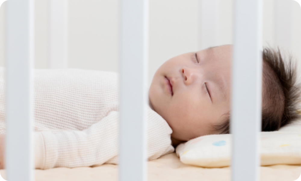 ベビーベッドと赤ちゃん